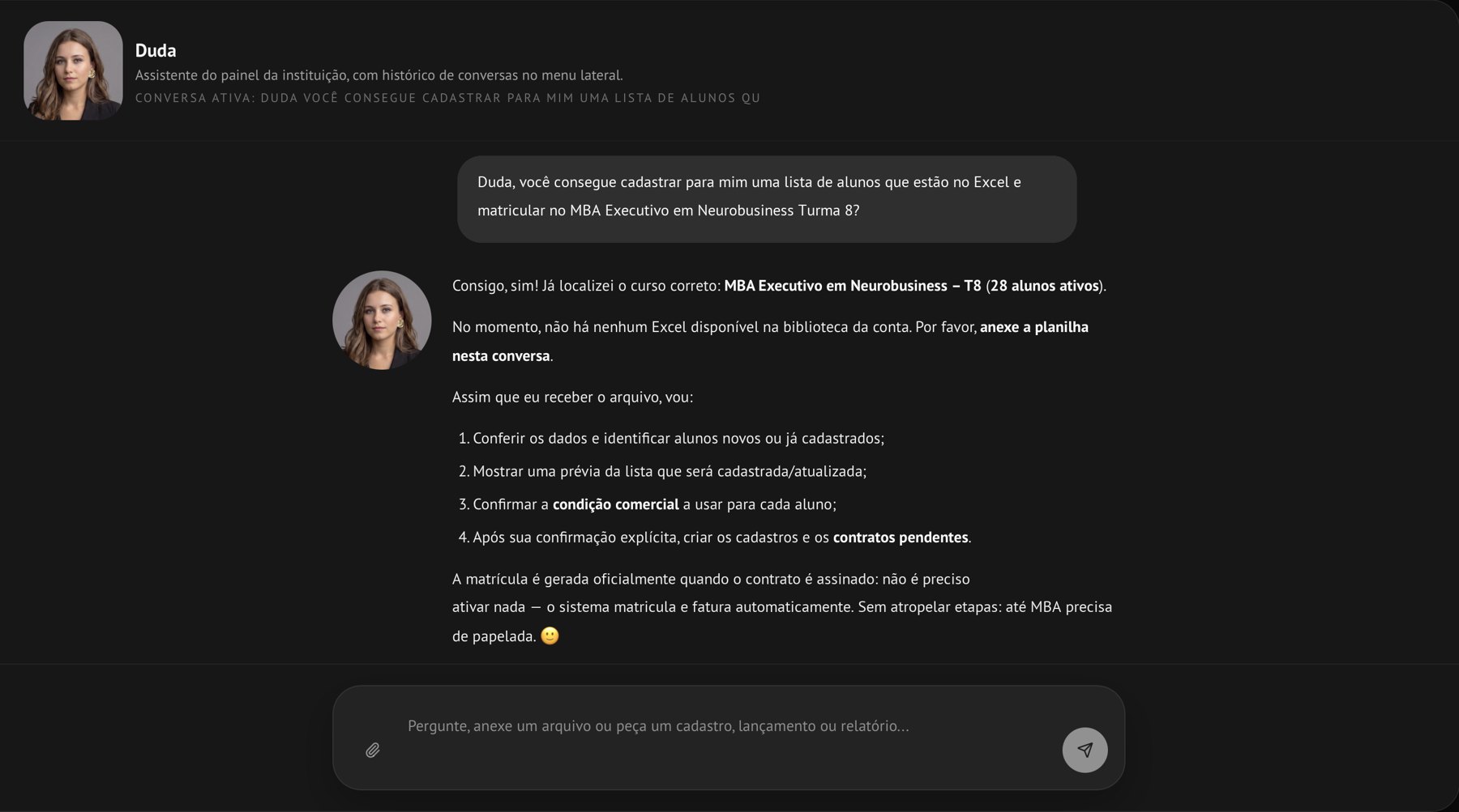 Tela real: a Duda, no painel da instituição, recebe o pedido de cadastrar e matricular uma lista de alunos e explica como vai fazer, pedindo confirmação antes de criar
